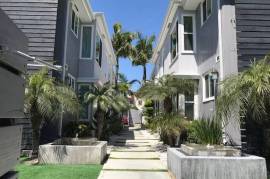 $ 2,350, Beautiful Unit with move in SPECIAL! Beverly Hills Adjacent!