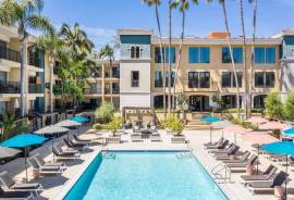 $ 2,550, 1B/1B, Heated Pool Year-Round, Located in Los Angeles