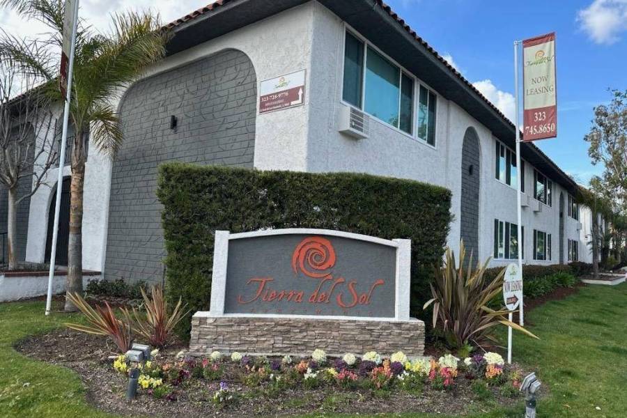 $ 3,605, Pool, SS Appliances, Balcony, Washer/Dryer | 3+2 in Burbank