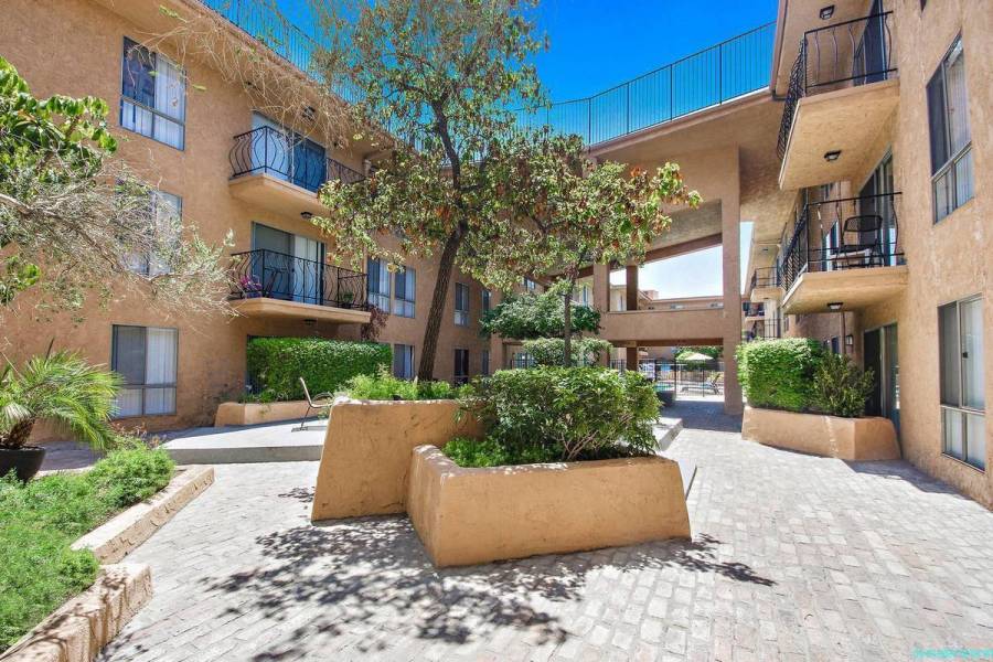 $ 4,323, in Santa Clarita CA, 3/bd, Children's Play Area