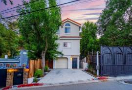 $ 1,549,500, REMODELED HOME IN HOLLYWOOD HILLS! WITH ADDITIONAL UNIT
