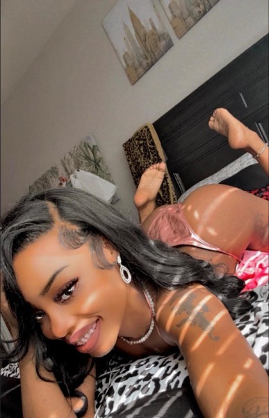 Ebony nunu throat goat, Incall