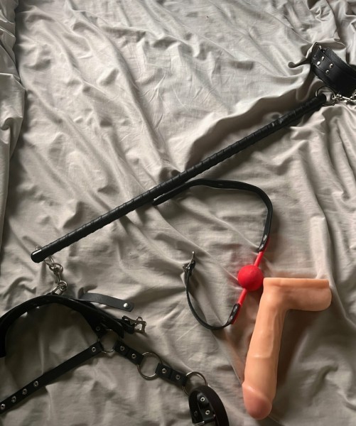 i am Mistress Benita looking for loyal a submissive that can worship me and be my property. Fuck, anal, oral, bj, gfe, creampie, doggy, condom or no condoms.  Are you affiliated with any law enforcement agency and mind you I don’t accept cash for the first time due to past experience., Hotel 