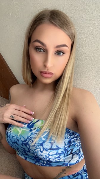 BUSTY BLONDIE BARBIE , Hotel .