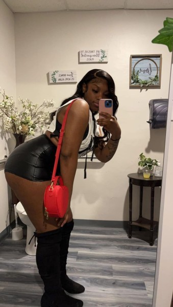 Kiki Lovezz, Hotel
