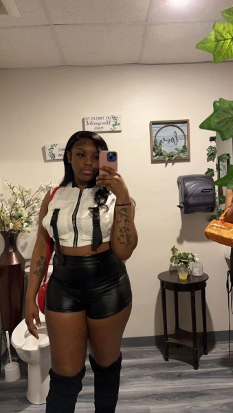 Kiki Lovezz, Hotel