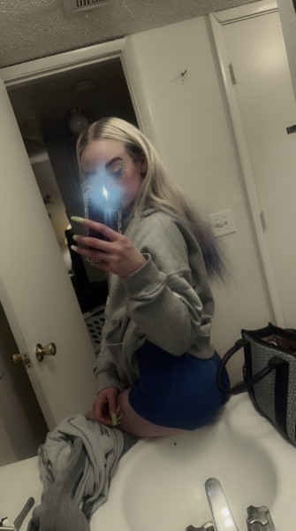 Stunning Petite snowbunny , Outcalls only